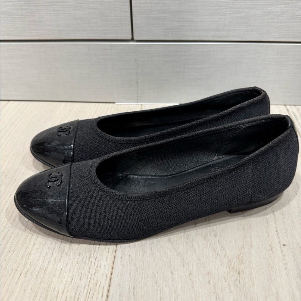CHANEL Black Canvas and Patent Cap-Toe Ballet Flats